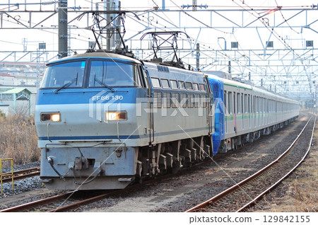 東海道本線西翔貨運JR貨運EF66-130(吹田)+東京地鐵16000系列16023列車 東海道本線西翔貨運JR貨運EF66-130(吹田)+東京地鐵16000系列16023列車 129842155