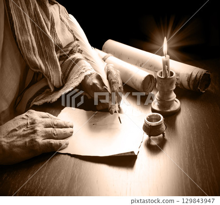 Male hand witn big quill 129843947