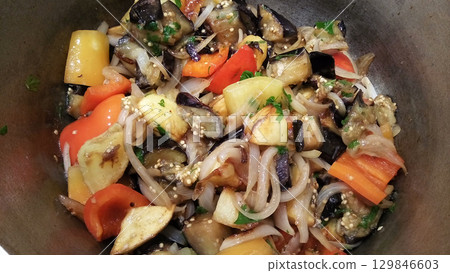 A bowl of food with vegetables and onions 129846603