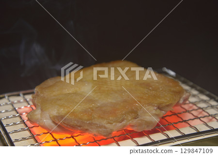 在煙燻炭烤架上烤雞腿 129847109