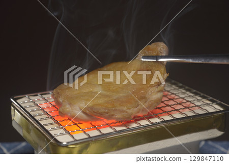 在煙燻炭烤架上烤雞腿 129847110