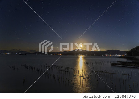 瀨戶內冬日天空中的月亮與星星 129847376