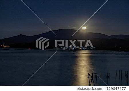 冬季瀨戶內落月與月亮之路 129847377