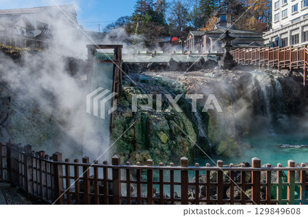 The symbol of Kusatsu Onsen - the Yubatake scenery 129849608