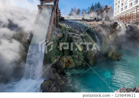 The symbol of Kusatsu Onsen - the Yubatake scenery 129849611