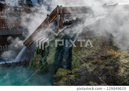 The symbol of Kusatsu Onsen - the Yubatake scenery 129849620