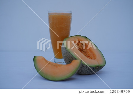 Fresh Cantaloupe Juice with Sliced Melon on White Background 129849709