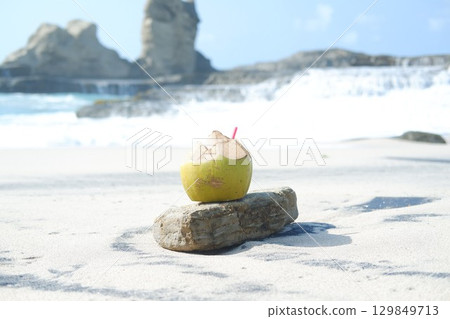 Fresh Coconut Drink on Tropical Beach 129849713