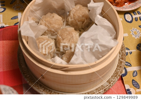 Warm and delicious shumai 129849989