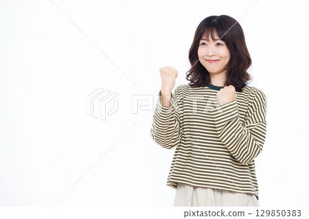 膽量姿勢的女人 129850383