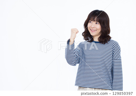 膽量姿勢的女人 129850397