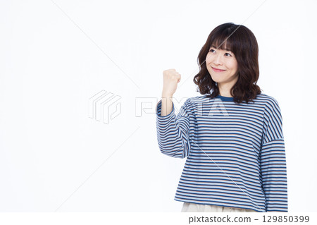 膽量姿勢的女人 129850399