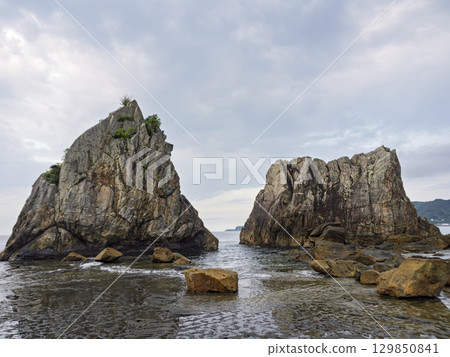 雄偉的橋行岩 129850841