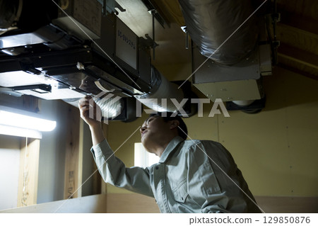 Inspection work by a contractor for the whole-building air conditioning system Inspection work by a contractor for the whole-building air conditioning system 129850876