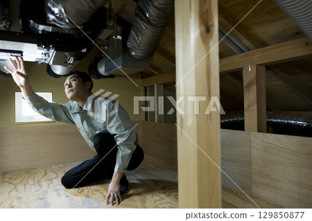 Inspection work by a contractor for the whole-building air conditioning system Inspection work by a contractor for the whole-building air conditioning system 129850877