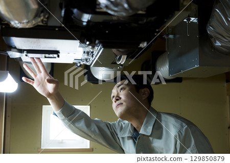 Inspection work by a contractor for the whole-building air conditioning system 129850879