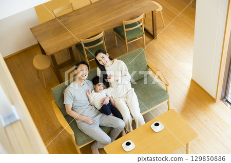 Family to relax in the living room Family to relax in the living room 129850886