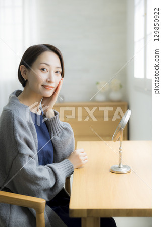 一位穿著針織服裝、擔心皮膚粗糙的女性 129850922