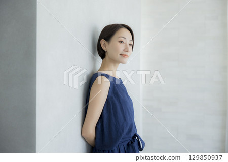 靠在牆上的女人 靠在牆上的女人 129850937