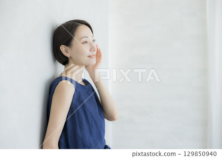 靠在牆上的女人 129850940