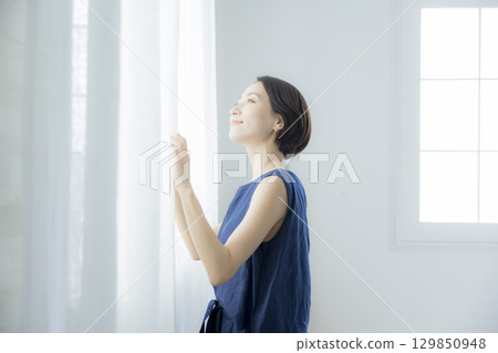 女人打開窗簾 女人打開窗簾 129850948