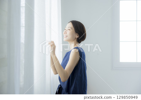 女人打開窗簾 女人打開窗簾 129850949