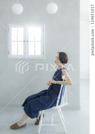 坐在椅子上的女人 坐在椅子上的女人 129851017