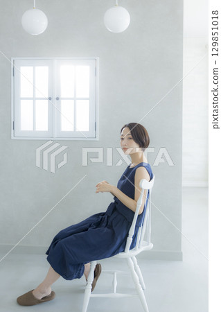 坐在椅子上的女人 坐在椅子上的女人 129851018