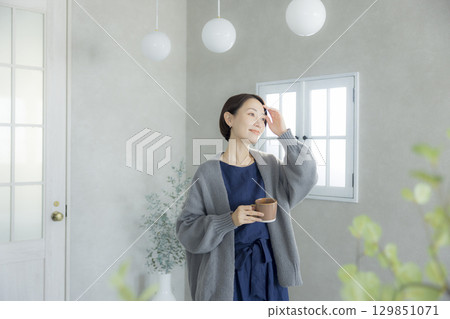 A woman drinking coffee 129851071