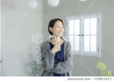 A woman drinking coffee 129851073