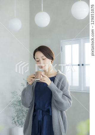 一個女人喝咖啡 129851076