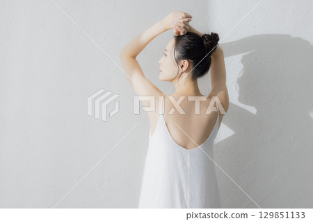 A young woman's back view 129851133