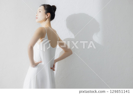 一個年輕女子的背影 129851141