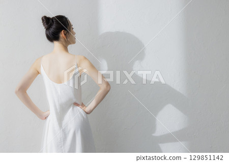 A young woman's back view 129851142