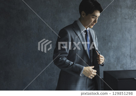 Businessman looking at display 129851298