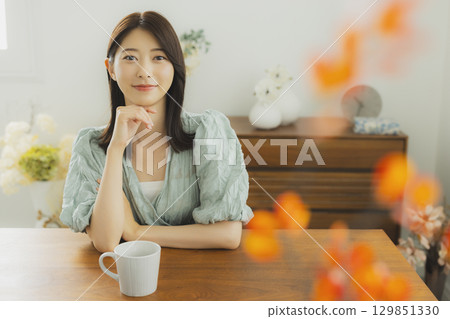 年輕女子在房間裡喝咖啡 年輕女子在房間裡喝咖啡 129851330