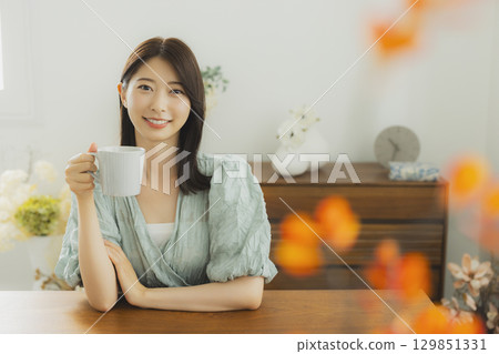年輕女子在房間裡喝咖啡 年輕女子在房間裡喝咖啡 129851331