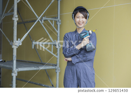 在建築工地工作的年輕女工 129851430