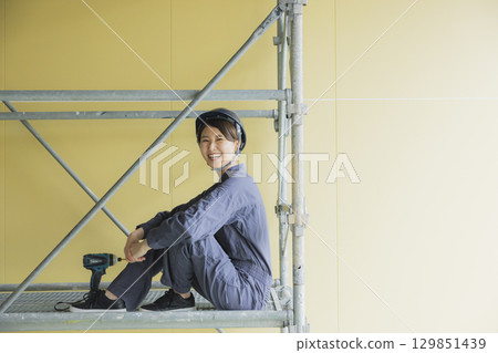 在建築工地工作的年輕女工 129851439