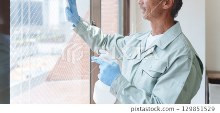 高級男清潔工擦窗戶 高級男清潔工擦窗戶 129851529
