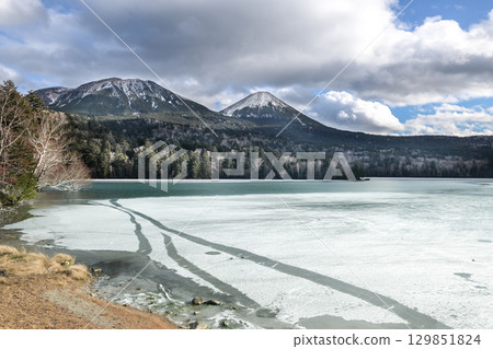 Snow on the lake 129851824