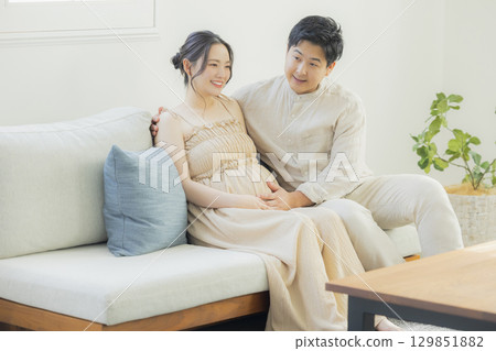 客廳裡的年輕夫婦，孕婦 129851882
