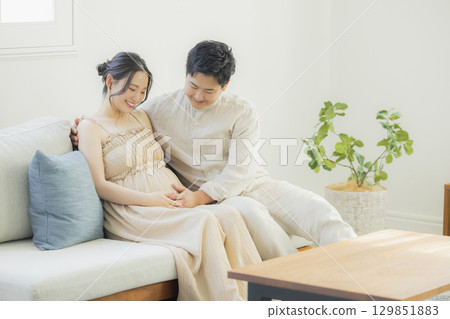 客廳裡的年輕夫婦，孕婦 129851883