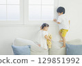 孩子們在客廳裡玩 129851992