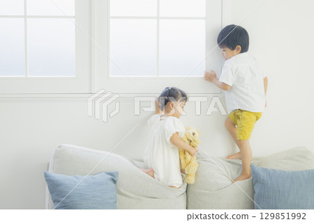 孩子們在客廳裡玩 孩子們在客廳裡玩 129851992