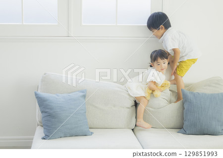 孩子們在客廳裡玩 129851993