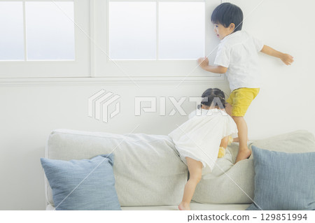 孩子們在客廳裡玩 孩子們在客廳裡玩 129851994