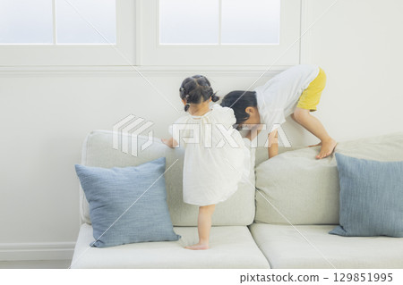 孩子們在客廳裡玩 孩子們在客廳裡玩 129851995