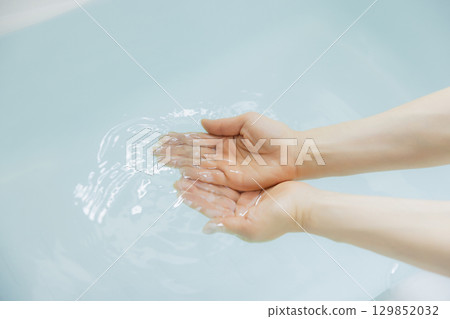 女人的手舀熱水 129852032