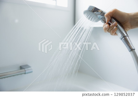 女人的手拿著淋浴噴頭 129852037
